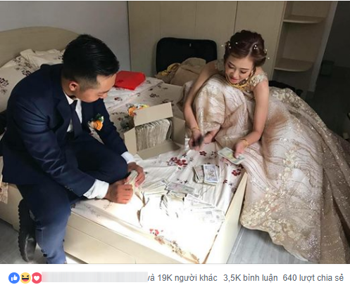 Cô dâu chú rể được hội bạn thân mừng cưới toàn tiền lẻ, dân mạng hiến kế cách để không phí cả đêm tân hôn-1