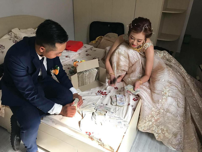 Cô dâu chú rể được hội bạn thân mừng cưới toàn tiền lẻ, dân mạng hiến kế cách để không phí cả đêm tân hôn-2