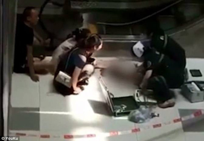 Bố mẹ bận thử ghế mát xa, con trai 3 tuổi leo thang cuốn ngã tử vong ngay tại trung tâm mua sắm đông đúc-3