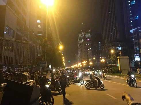 Hà Nội: Thanh sắt rơi từ trên tòa chung cư đang hoàn thiện xuống đường đúng giờ tan tầm, 1 cô gái trẻ tử vong