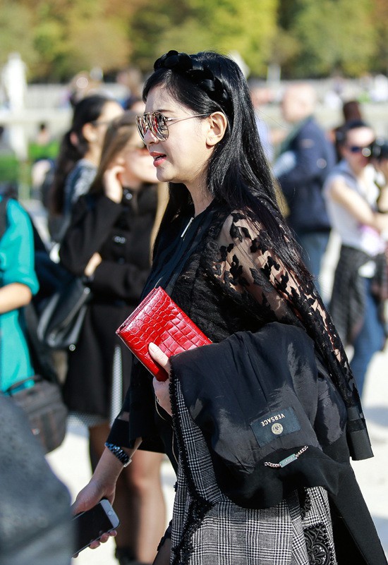 Lâu lâu mới xuất hiện, mẹ chồng Tăng Thanh Hà được khen là trẻ đẹp không thua con gái là mấy-12