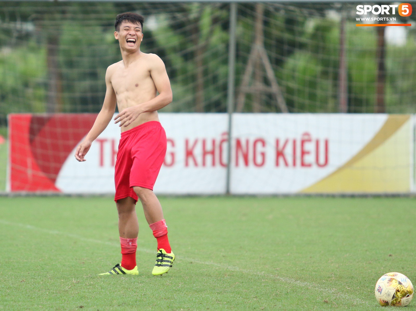 Bùi Tiến Dũng lại khoe body 8 múi cực phẩm khiến fangirl không thể rời mắt-4