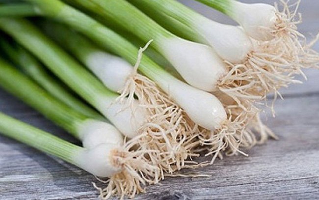 Tràn lan trên MXH thông tin xịt thuốc tạo màu vào hành lá khiến người tiêu dùng khiếp sợ-2