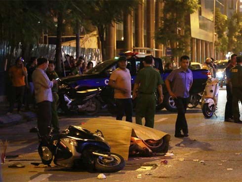 Ai phải chịu trách nhiệm cho cái chết của người phụ nữ vì thanh sắt rơi từ công trình ở Hà Nội?