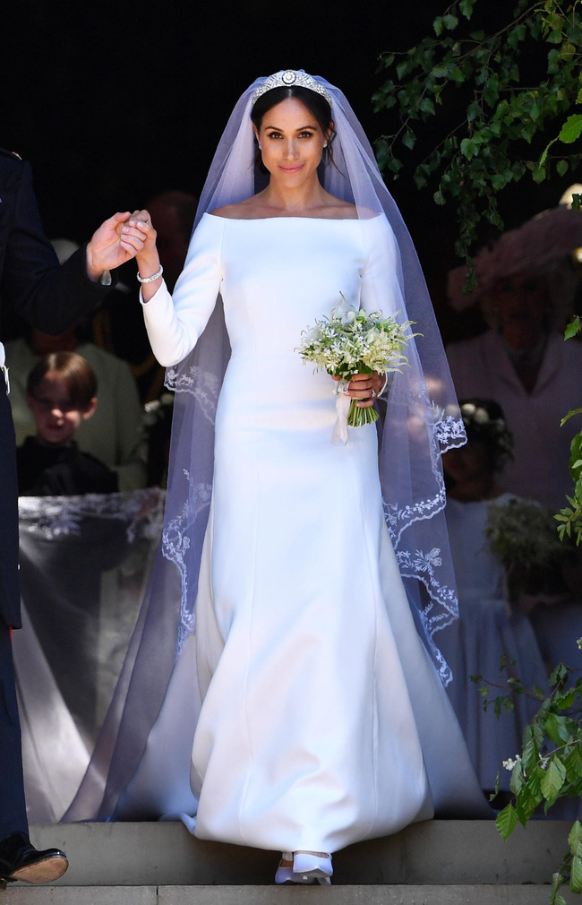 Bí mật tinh tế phía sau váy cưới của Meghan Markle lại khiến người ta nhớ đến công nương Diana và Kate Middleton-1