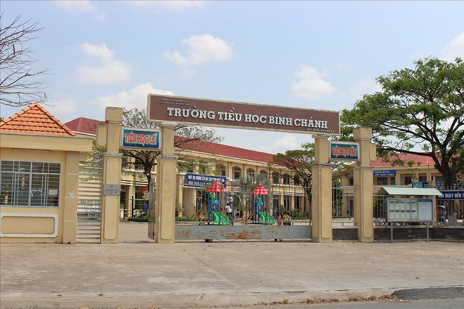 Kỷ luật cảnh cáo cô giáo quỳ gối trước phụ huynh-1