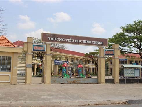 Kỷ luật cảnh cáo cô giáo quỳ gối trước phụ huynh