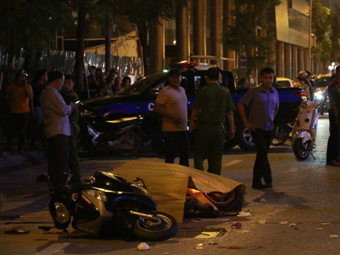 Bị cuốn vào gầm ô tô, cậu bé vẫn đứng dậy chạy nhảy bình thường-1