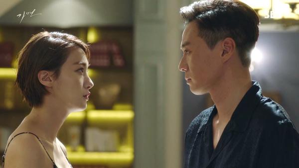 Chồng liên tục giục vợ đi tắm cho mát, nào ngờ ý định mờ ám với chiếc điện thoại-3