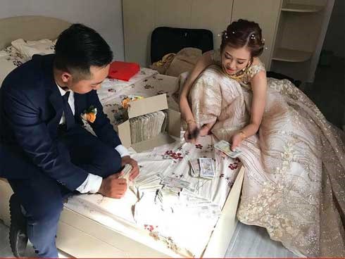 Chết cười hội bạn thân mừng cưới toàn tiền lẻ, cô dâu chú rể ngồi đếm quên tân hôn