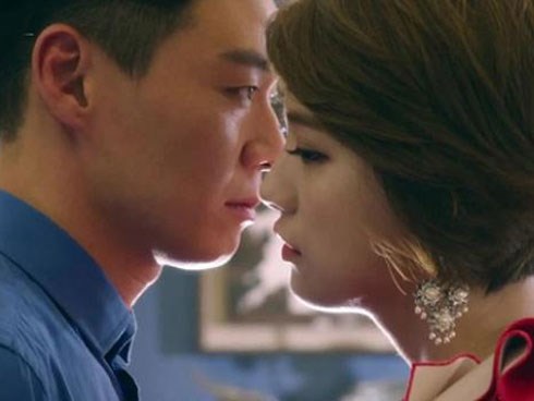Chồng liên tục giục vợ đi tắm cho mát, nào ngờ ý định mờ ám với chiếc điện thoại