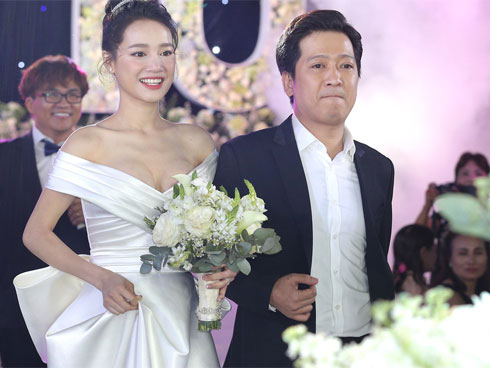 Nhìn lại 4 bộ váy Nhã Phương đặt may riêng cho lễ đính hôn và cưới-10