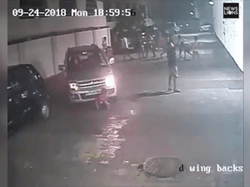 Bị cuốn vào gầm ô tô, cậu bé vẫn đứng dậy chạy nhảy bình thường