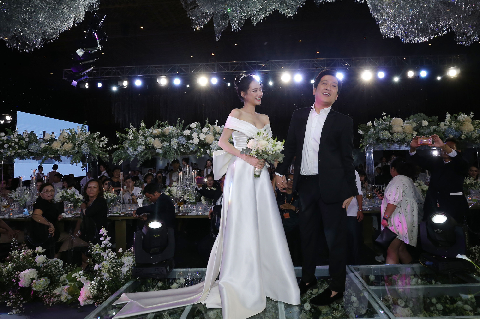 Nhìn lại 4 bộ váy Nhã Phương đặt may riêng cho lễ đính hôn và cưới-5