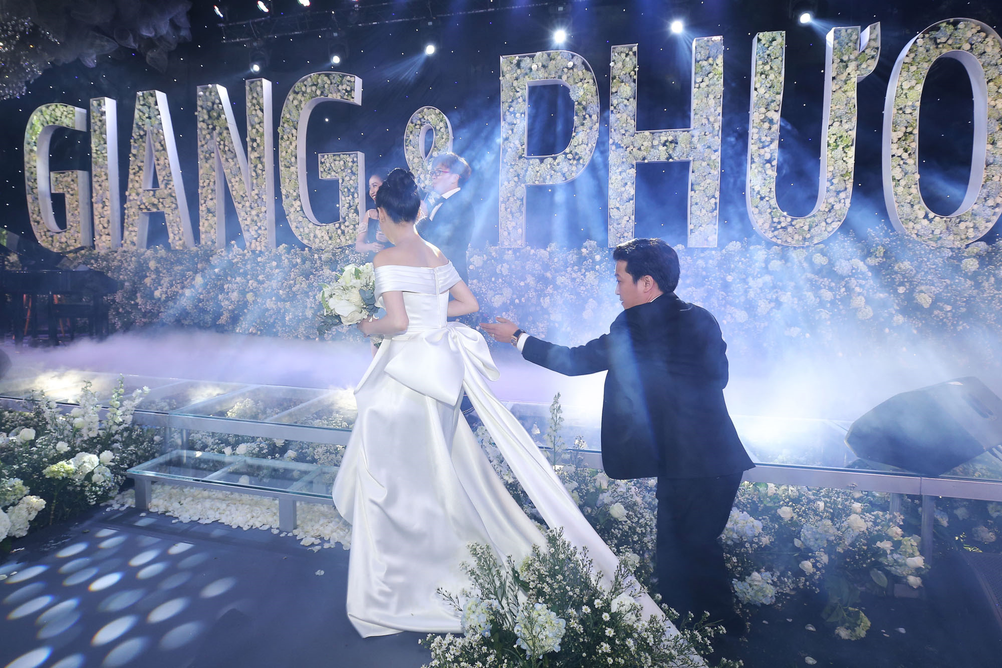 Nhìn lại 4 bộ váy Nhã Phương đặt may riêng cho lễ đính hôn và cưới-6