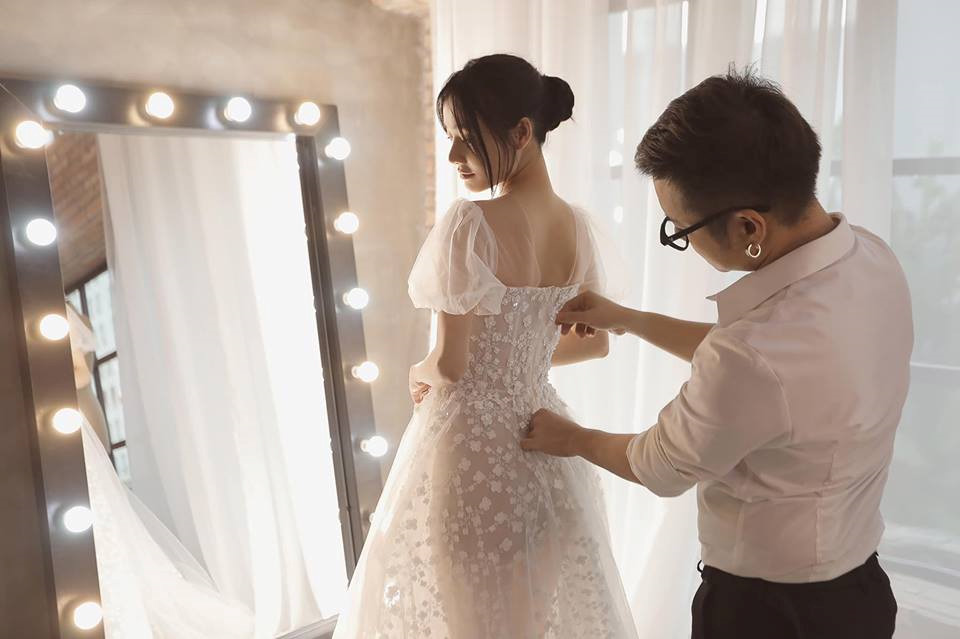 Nhìn lại 4 bộ váy Nhã Phương đặt may riêng cho lễ đính hôn và cưới-7