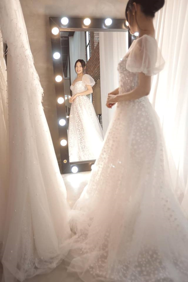 Nhìn lại 4 bộ váy Nhã Phương đặt may riêng cho lễ đính hôn và cưới-8