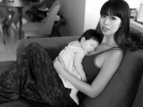 Ông bố 40 tuổi nhảy mua vui cho con uống sữa khiến ai cũng phải bật cười-4