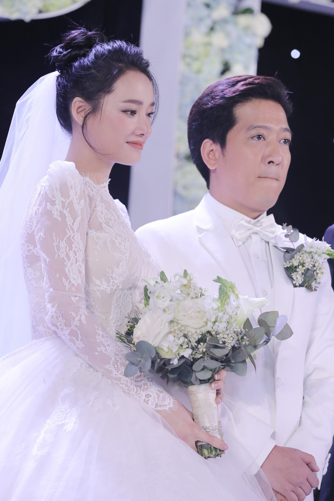 Chiều vợ như Trường Giang: Sợ Nhã Phương ướt chân, Mười Khó cõng tân nương vượt chướng ngại vật-5