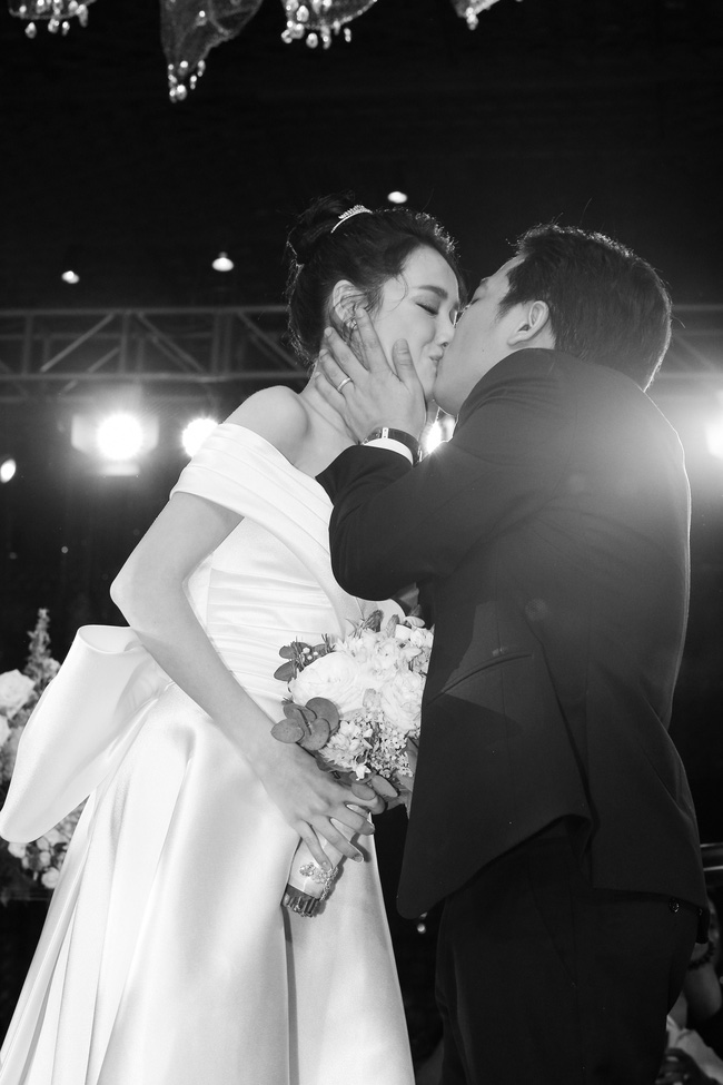 Phía sau giọt nước mắt của Nhã Phương - Trường Giang tại đám cưới là câu chuyện xúc động ít người biết-1