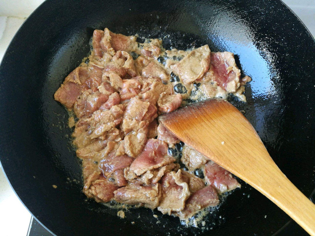 Thì ra đây là bí quyết để món thịt bò xào vừa thơm ngọt vừa mềm tan như nhà hàng-2