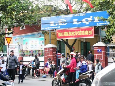 Cô giáo dạy thể dục bắt cả lớp tiểu học ngậm bút vì mất trật tự