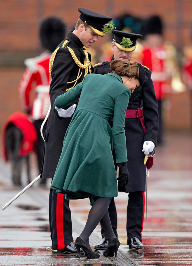 Hoàng gia Anh nghiêm túc cỡ nào cũng không thể thiếu những khoảnh khắc hài hước và hớ hênh bất đắc dĩ của các thành viên-3