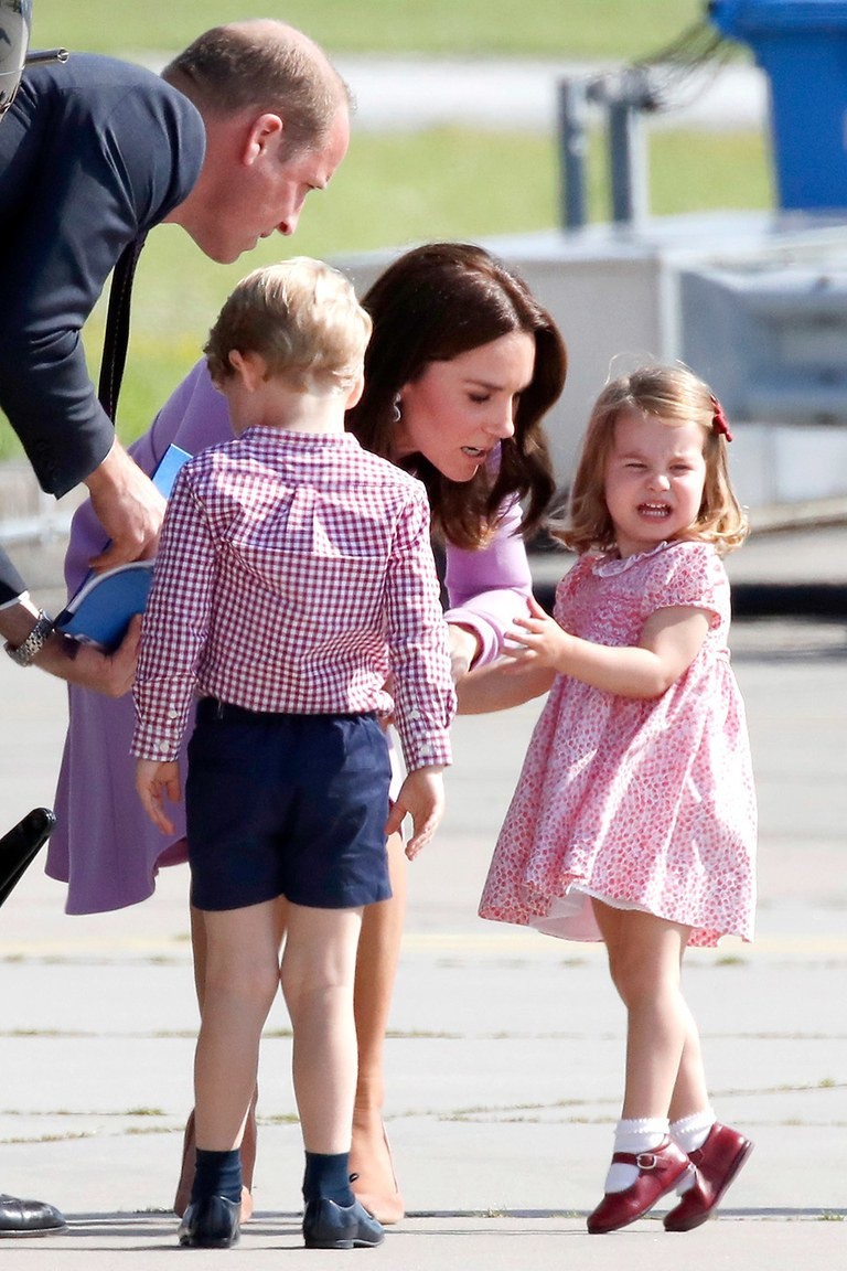 Hoàng gia Anh nghiêm túc cỡ nào cũng không thể thiếu những khoảnh khắc hài hước và hớ hênh bất đắc dĩ của các thành viên-19