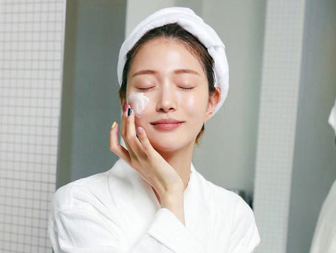 Chuyên gia da liễu chia sẻ 7 tips chăm sóc da mùa hanh khô, trong đó có một điều bạn sẽ không ngờ tới-3