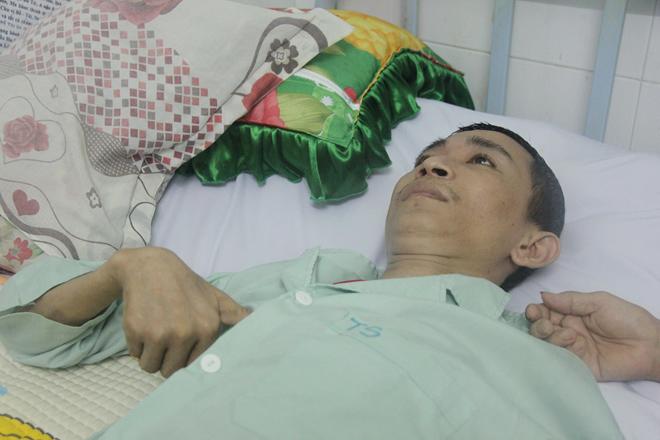 Nước mắt lại rơi” của người mẹ nghèo có con trai liệt nửa người suốt 2 năm nằm bất động-3