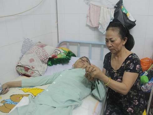 “Nước mắt lại rơi” của người mẹ nghèo có con trai liệt nửa người suốt 2 năm nằm bất động