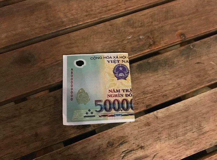 Hãy ngắm nhìn bức ảnh đầy uy lực của một tờ tiền 500 đồng. Mặt trước tiền in hình Chủ tịch Hồ Chí Minh, một nhân vật vô cùng đặc biệt trong lịch sử đất nước; mặt sau tiền in hình tượng Bác Hồ đứng trước cánh đồng lúa và dòng chữ \