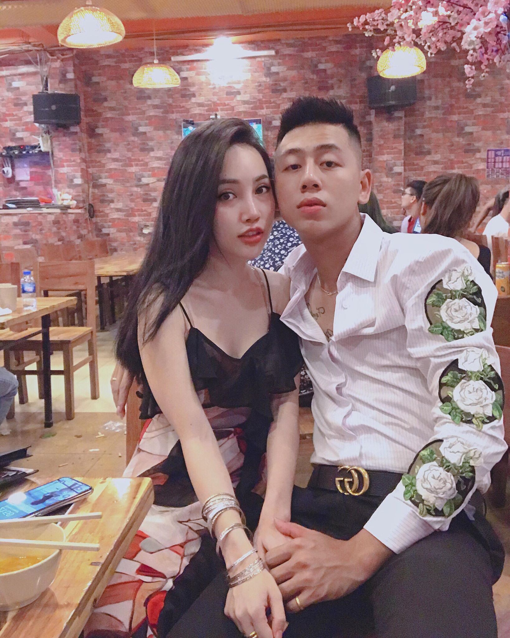 Bắt con trai rửa bát cùng vợ không được, mẹ chồng xắn tay vào giúp: Mày không rửa thì để mẹ, tao với nó cùng là phận đàn bà!-4