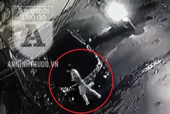 Đi sai chiều, còn lén trả thù bằng cách… cào xước toàn bộ xe Camry-1