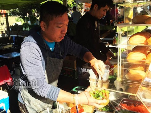 Kỹ sư người Việt bán xôi, nước mía mưu sinh ở Úc