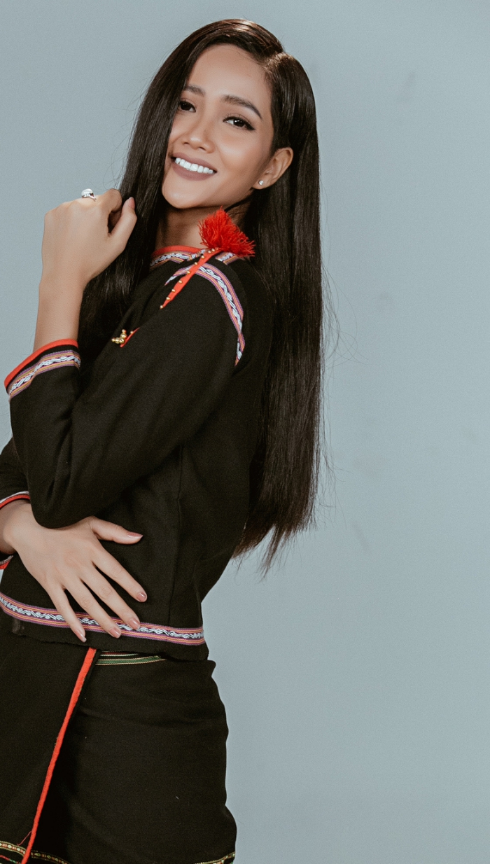 Hoa hậu HHen Niê biến hóa linh hoạt ba trong một trong bộ hình mới-3