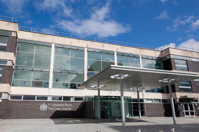 Hoảng hốt khi clip nóng của mình bị tung lên Facebook, cô gái càng sốc hơn khi biết thủ phạm-2