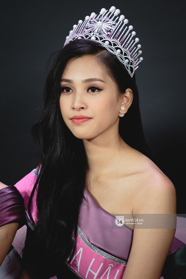 Xuất hiện với diện mạo xinh đẹp, Tân Hoa hậu Tiểu Vy vẫn bị soi đội vương miện cong vênh-5