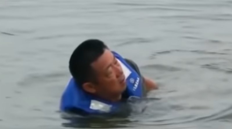 Câu được cá trắm đen khổng lồ, người đàn ông bị kéo xuống hồ-2