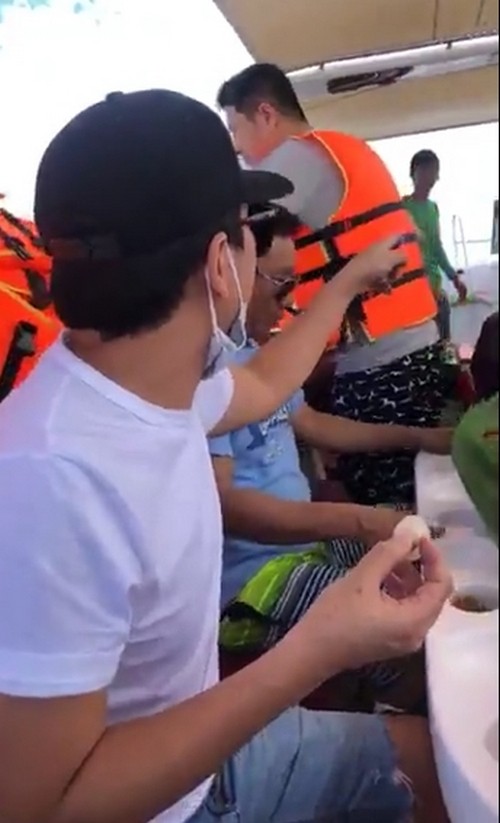 Đi hưởng trăng mật ở Phú Quốc, Trường Giang ân cần cõng vợ, dặn Nhã Phương nếu say sóng thì nói với anh”-4