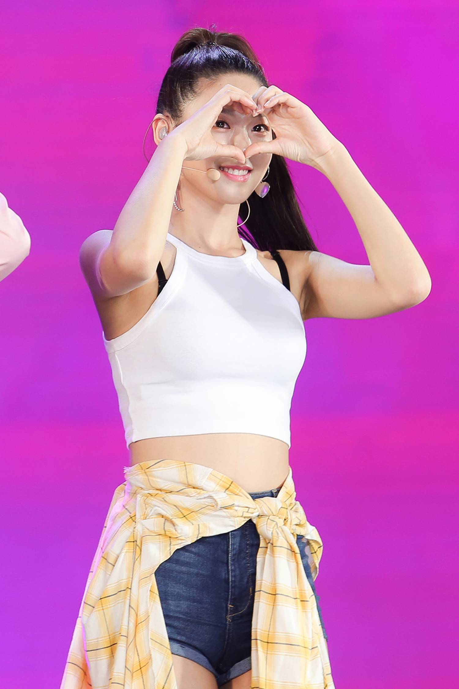 Cận cảnh vẻ quyến rũ của nữ ca sĩ có thân hình chuẩn nhất Kpop-10