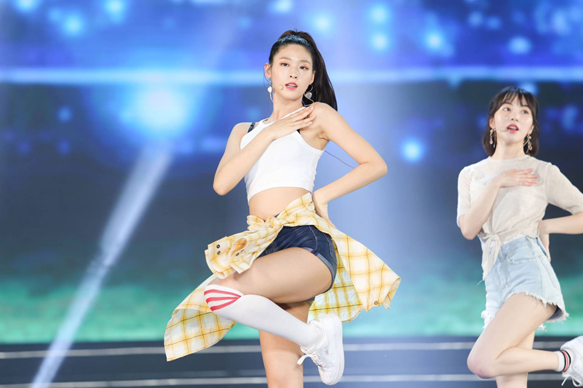 Cận cảnh vẻ quyến rũ của nữ ca sĩ có thân hình chuẩn nhất Kpop-4