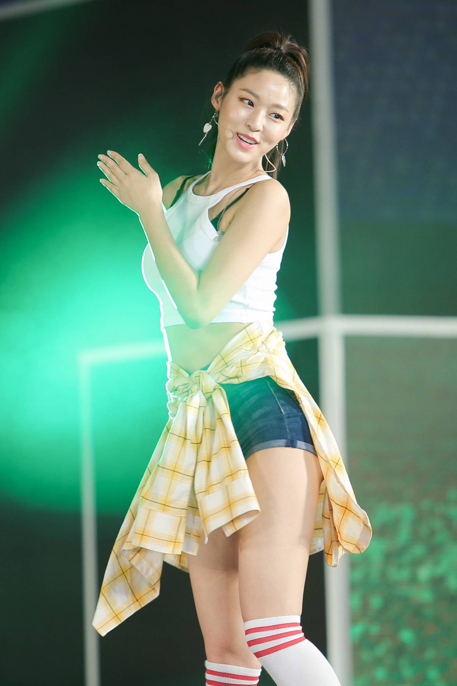 Cận cảnh vẻ quyến rũ của nữ ca sĩ có thân hình chuẩn nhất Kpop-6