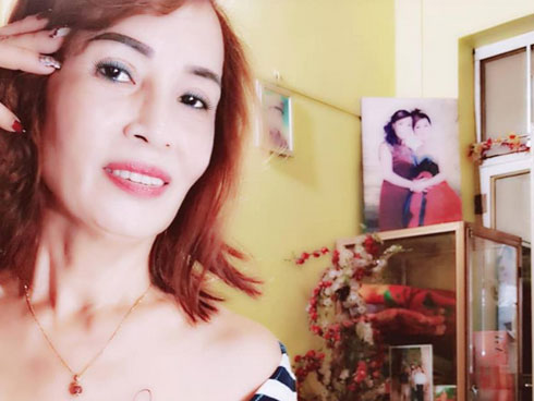 Cô dâu 61 tuổi cùng chồng trẻ livestream tiết lộ lý do duyên nợ khiến hai người bên nhau-2