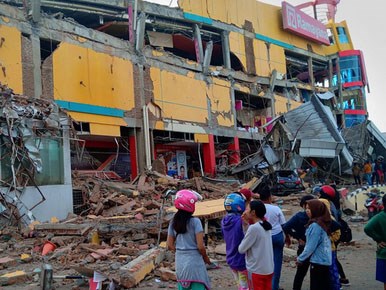 Indonesia tan hoang sau thảm họa động đất, gần 400 người thiệt mạng