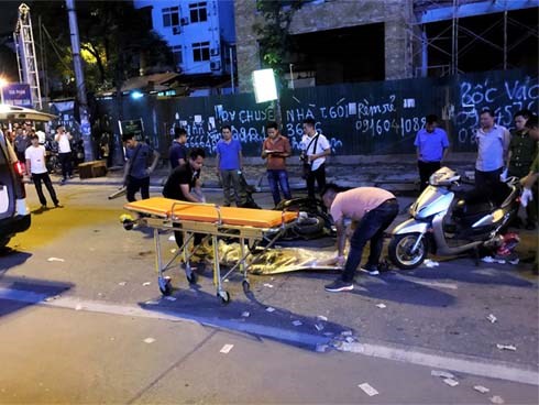 Mẹ đơn thân bị thanh sắt rơi trúng đầu tử vong