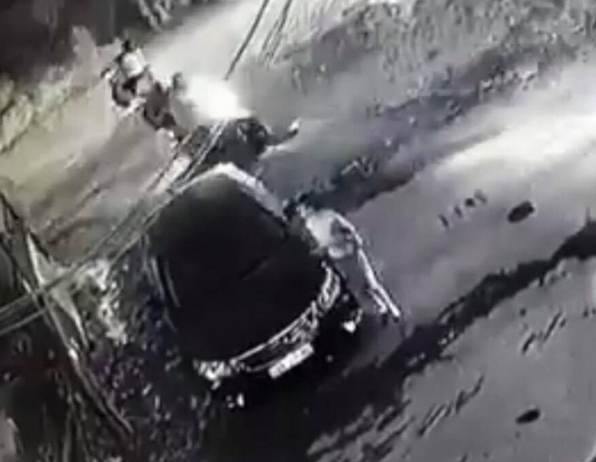 Công an trích xuất camera truy tìm người phụ nữ ăn mặc sang chảnh lén cào xước xe ô tô Camry trong đêm tối-1