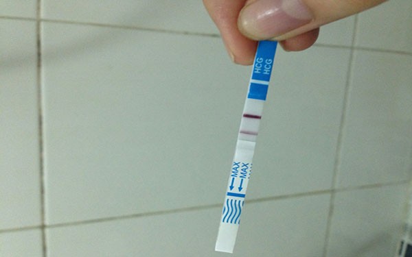 Cô nàng lấy chồng 5 năm chưa con, sau 1 lần lên giường với sếp lại dính bầu, không biết cái thai là của ai bị ném đá-1