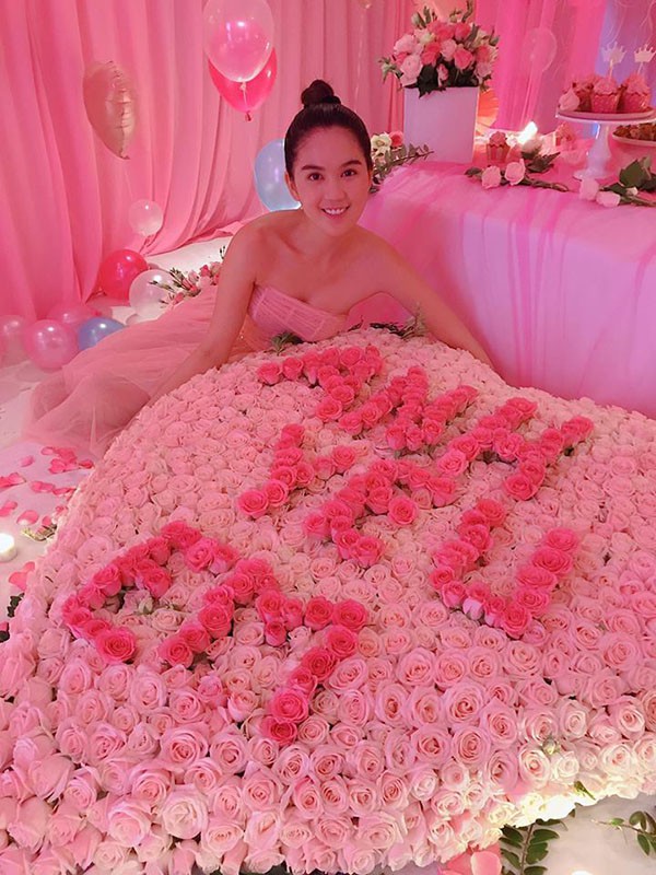 Cận cảnh món quà sinh nhật vô giá người yêu tặng khiến Ngọc Trinh bật khóc-3