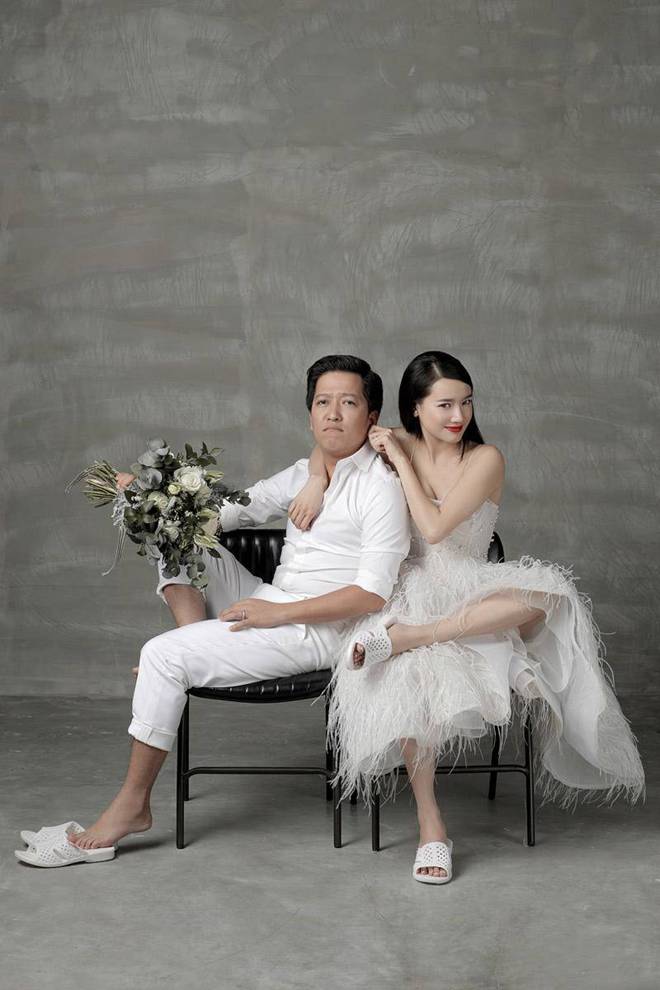 Đi hưởng tuần trăng mật nhưng Trường Giang, Nhã Phương vẫn không rời đôi dép 20K-7